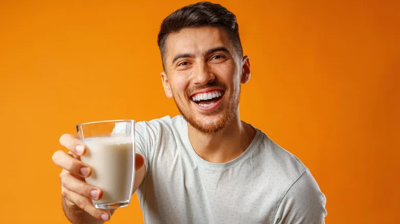 is-it-okay-for-men-to-drink-soy-milk