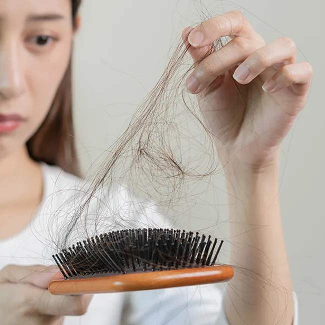 the-reasons-that-make-your-hair-fall-out-uncontrollably