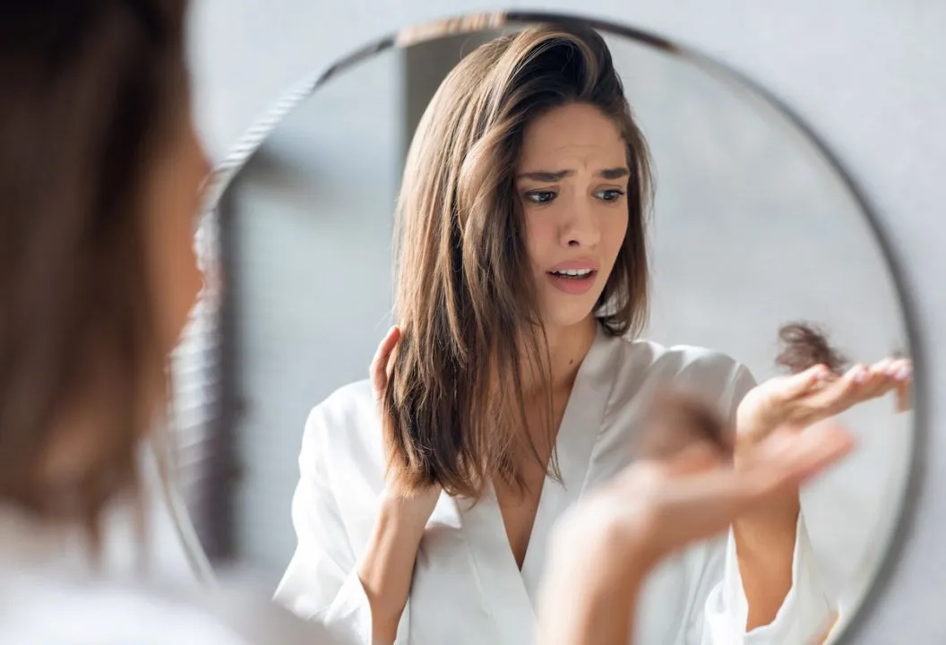 the-reasons-that-make-your-hair-fall-out-uncontrollably